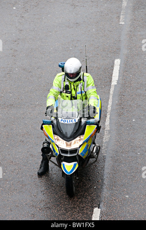 ein Polizei-Motorrad schließen eine Straße um einen Marsch nach Birmingham Stadtzentrum passieren zu ermöglichen Stockfoto