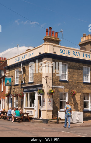 Die Sohle Bay Inn Pub mit Leute sitzen draußen in Southwold, Suffolk, England, Großbritannien, Uk Stockfoto