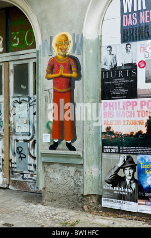 Plakatkunst des Künstlers "Captain Borderline" zeigt einen spirituellen Mensch (indischer Guru), Falten die Hände zum Gebet, Berlin Stockfoto