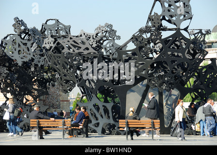 ISTANBUL, TÜRKEI. "Morning Line", eine moderne Skulptur von Matthew Ritchie, im Stadtteil Eminönü. 2010. Stockfoto