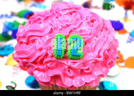 Nr. 12-Feier-Cupcake mit Konfetti. Stockfoto