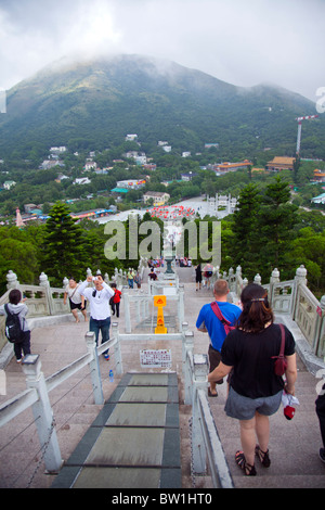 Blick von der sitzenden Buddha in Richtung Po Lin Monastery, auf Lantau Island Hong Kong Stockfoto