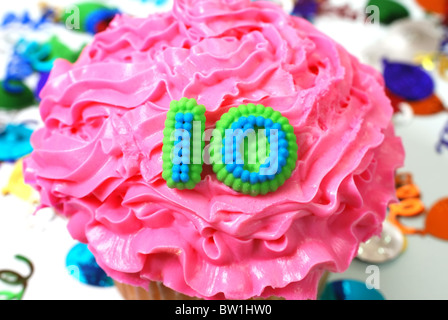 Nummer 10 Feier Cupcake mit Konfetti. Stockfoto