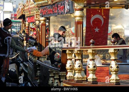 ISTANBUL, TÜRKEI. Schwimmende Stände verkaufen Balik Ekmek (Makrele Sandwiches) am Goldenen Horn in Eminönü Bezirk. 2010. Stockfoto