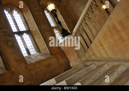 Eine Treppe führt nach oben in die Große Halle (in den Harry Potter Filmen verwendet), Christ Church College, Universität Oxford, Oxford, England, Großbritannien Stockfoto