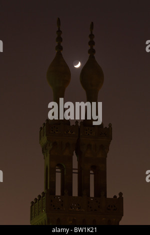 Nachtansicht mit Mondsichel des Minaretts der Komplex von Amir Qanibay al-Rammah, Kairo, Ägypten Stockfoto