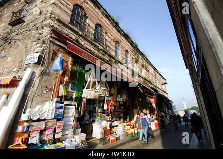 ISTANBUL, TÜRKEI. Eine Straße mit Geschäften im Tahtakale Bezirk der Stadt. 2010. Stockfoto