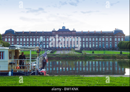 FESTGEMACHTEN Hausboot am Rhein-MARNE-Kanal & CHÂTEAU DES ROHAN-Schlosses aus dem 18. Jahrhundert SAVERNE-ELSAß-Frankreich Stockfoto