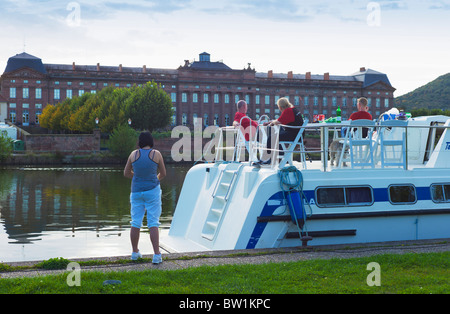 Menschen auf festgemacht Hausboot am Rhein-MARNE-Kanal und CHÂTEAU DES ROHAN-Schlosses aus dem 18. Jahrhundert SAVERNE-ELSAß-Frankreich Stockfoto