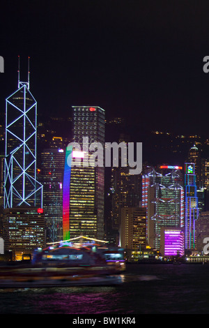 Die erstaunliche Hong Kong Skyline wie gesehen von Kowloon. Die imposante Bauten sind die Bank of China und HSBC Stockfoto
