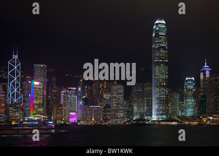 Die erstaunliche Hong Kong Skyline wie gesehen von Kowloon in der Nacht. Die imposante Strukturen umfassen die Ifc, Bank von China, Stockfoto