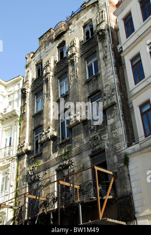 ISTANBUL, TÜRKEI. Das halb verfallene Botter Haus vor Renovierung auf Istiklal Caddesi im Stadtteil Beyoglu. 2010. Stockfoto