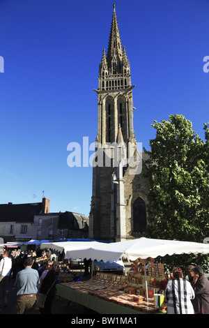 Markttag in der Stadt von La Guerche-de-Bretagne, Ille-et-Vilaine, Bretagne, Frankreich Stockfoto