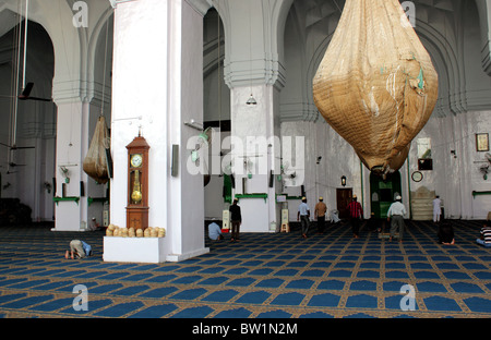 Innenansicht der Mekka-Moschee zeigt eines der Leuchter, die eingewickelt worden um sie zu schützen-Landschaft Stockfoto