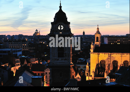 Brüssel-Sonnenuntergang Blick hinunter auf die Kirchen und Kathedralen von St.-Catherine/St. Katelijne Stockfoto