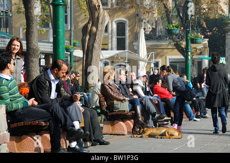 ISTANBUL, TÜRKEI. Ein Wochenende-Szene auf Iskele Meydani im Bosporus Stadtteil Ortaköy, Besiktas Bezirk. 2010. Stockfoto