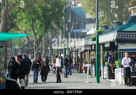 ISTANBUL, TÜRKEI. A Straßenszene im Bosporus Stadtteil Ortaköy. Herbst 2010. Stockfoto