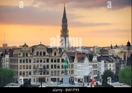 Sonnenuntergang über Grand-Place / Grote Markt in Brüssel, Belgien, mit dem Hotel de Ville im Zentrum des Fotos Stockfoto
