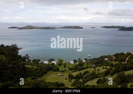 Arran Bay auf Waiheke Island Blick auf alkoholkranker Insel in der Bucht von Auckland, Neuseeland. Stockfoto