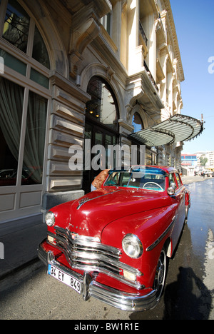 ISTANBUL, TÜRKEI. Oldtimer Plymouth geparkt vor dem Pera Palas Hotel in Pera Bezirk von Beyoglu. 2010. Stockfoto