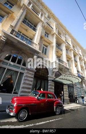 ISTANBUL, TÜRKEI. Das renovierte Pera Palas Hotel in Beyoglu, mit klassischen Plymouth das Hotel außerhalb geparkt. 2010. Stockfoto