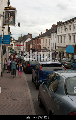 Main Street Shopper Ross-On-Wye Herefordshire UK Stockfoto