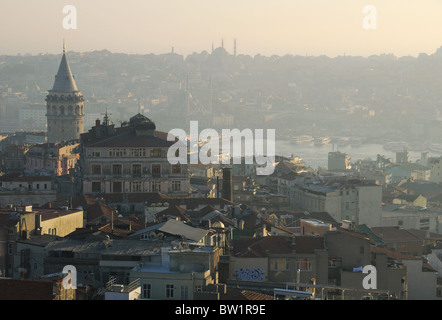 ISTANBUL, TÜRKEI. Ein Abend Ausblick von Beyoglu nebligen herbstlich, mit dem Galata-Viertel im Vordergrund. 2010. Stockfoto