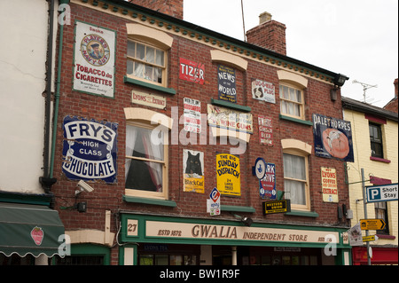 Alten Shop Blechschilder Ross-On-Wye UK Stockfoto