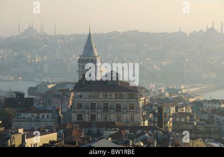 ISTANBUL, TÜRKEI. Ein Abend Ausblick von Beyoglu nebligen herbstlich, mit dem Galata-Viertel im Vordergrund. 2010. Stockfoto