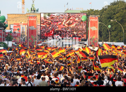 Fußball-Fans am Brandenburger Tor, Berlin, Deutschland Stockfoto