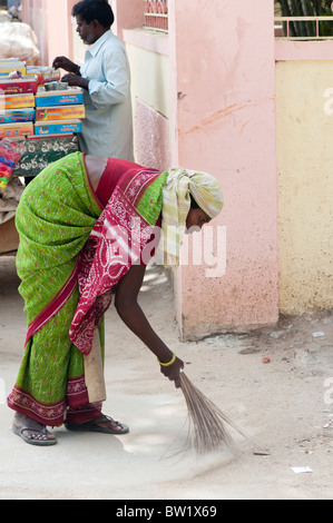 Indische Frau fegt die Straßen in Puttaparthi, Andhra Pradesh, Indien Stockfoto