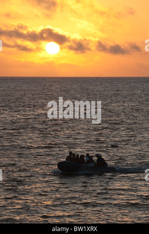 Kreuzfahrtpassagiere auf dem Boot, nördliche Seymour-Insel, Galapagos-Inseln, Ecuador. Stockfoto