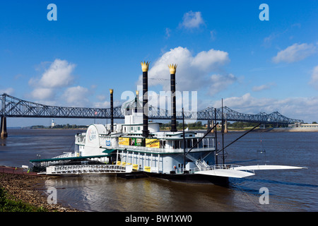 Insel Capri schwimmenden Riverboat Casino mit Natchez-Vidalia Brücke hinter Natchez-in-the-Hill, Natchez, Mississippi, Vereinigte Staaten Stockfoto