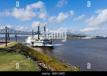 Insel Capri schwimmenden Riverboat Casino mit Natchez-Vidalia Brücke hinter Natchez-in-the-Hill, Natchez, Mississippi, Vereinigte Staaten Stockfoto