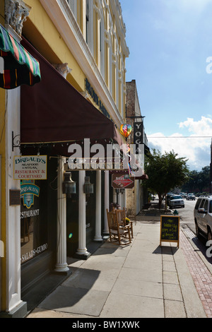 Restaurants und Geschäfte auf der Hauptstraße in der historischen Altstadt, Natchez, Mississippi, Vereinigte Staaten Stockfoto