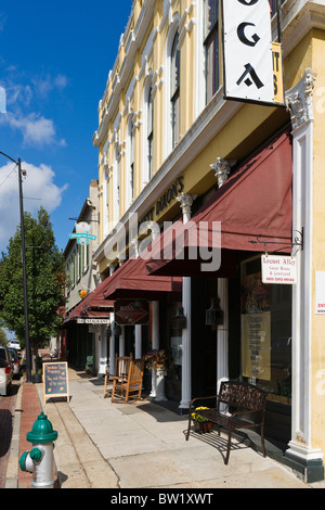 Geschäfte auf der Hauptstraße in der historischen Altstadt, Natchez, Mississpipi, USA Stockfoto