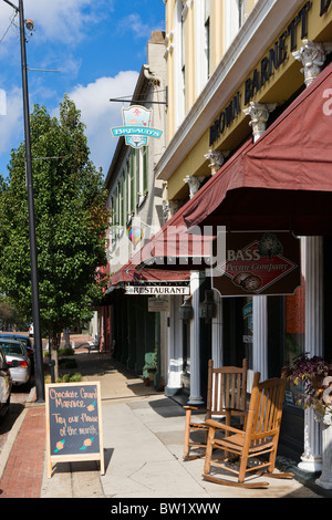 Restaurants und Geschäfte auf der Hauptstraße in der historischen Altstadt, Natchez, Mississippi, Vereinigte Staaten Stockfoto