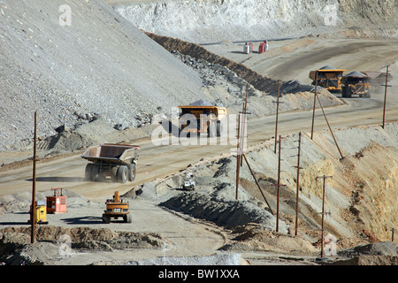 Mein LKW bewegen von Lasten Erz unterwegs. Kennecott Copper Mine. Schwere industrielle arbeiten. Stockfoto