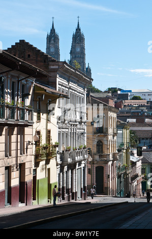 Straßenszene und Basilika des Nationalgelübdes, historisches Zentrum, Quito, Ecuador. Stockfoto