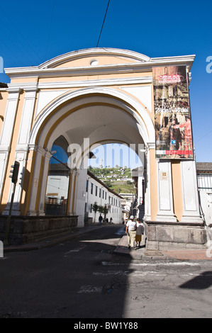 Calle del Hospital Bogen mit der Jungfrau von Quito Monument auf dem Hügel, historisches Zentrum, Quito, Ecuador. Stockfoto