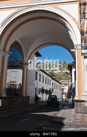 Calle del Hospital Bogen mit der Jungfrau von Quito Monument auf dem Hügel, historisches Zentrum, Quito, Ecuador. Stockfoto