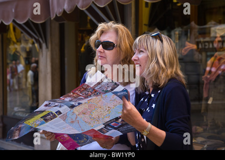 Paar Frauen Karte lesen Venedig Italien Stockfoto