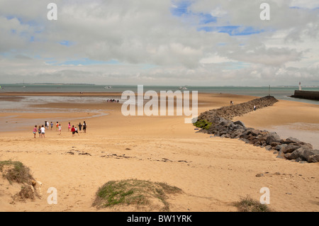 Strand bei Ebbe bei grauem Wetter. Stockfoto