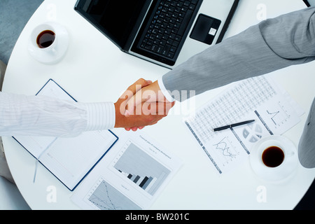 Foto des Handshakes Geschäftspartner nach dem Auftreffen auf deal Stockfoto