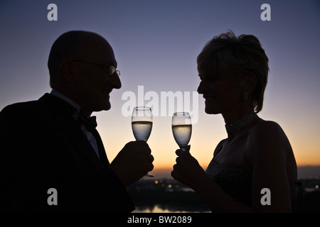 Romantisch zu zweit trinken Champagner bei Sonnenuntergang segeln weit weg von Venedig Italien einander toasten. Stockfoto