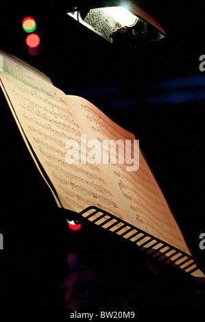 Blatt der klassischen Musik beleuchtet durch ein Rednerpult bei einem Klassik-Konzert Stockfoto