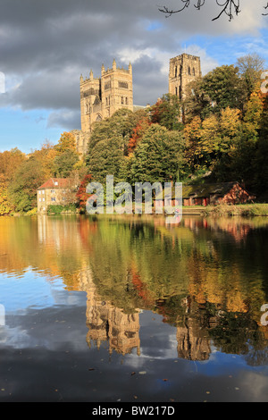 Durham Kathedrale gesehen spiegelt sich in den Fluss Wear, England, UK Stockfoto