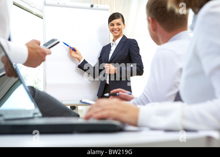 Bild der Geschäftsfrau dabei Präsentation Unternehmer während der Konferenz Stockfoto