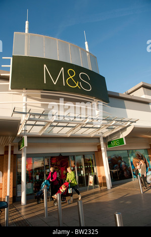 Markierungen und Spencer Superstore im Trostre Einzelhandel Parken Llanelli, Wales UK Stockfoto