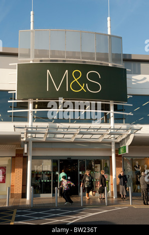 Markierungen und Spencer Superstore im Trostre Einzelhandel Parken Llanelli, Wales UK Stockfoto